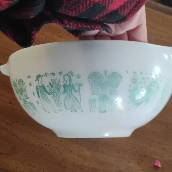 Vintage 1960s Pyrex White Milk Glass Mixing Bowl - Picture 2 of 5